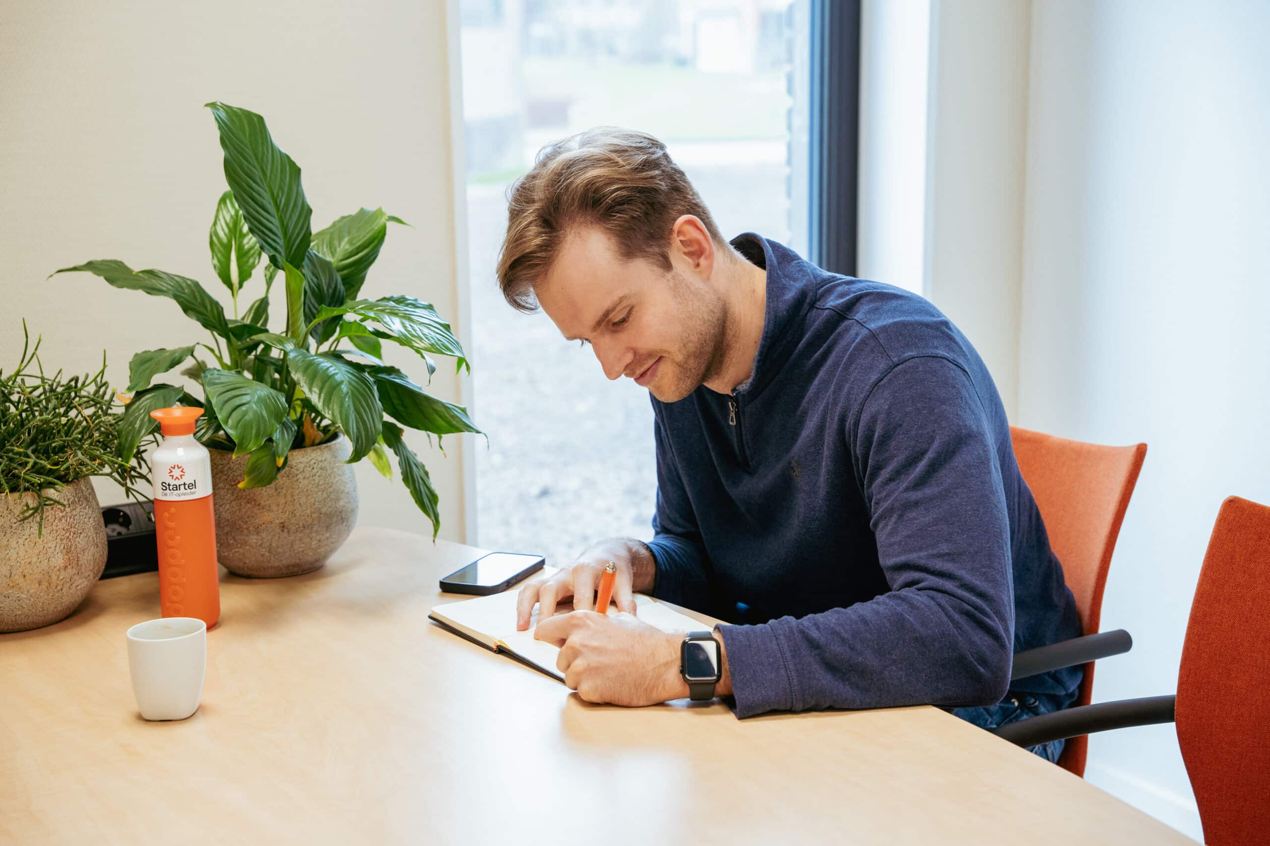 Pieter aan het schrijven