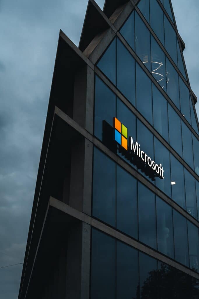 Logo van Microsoft op een gebouw.