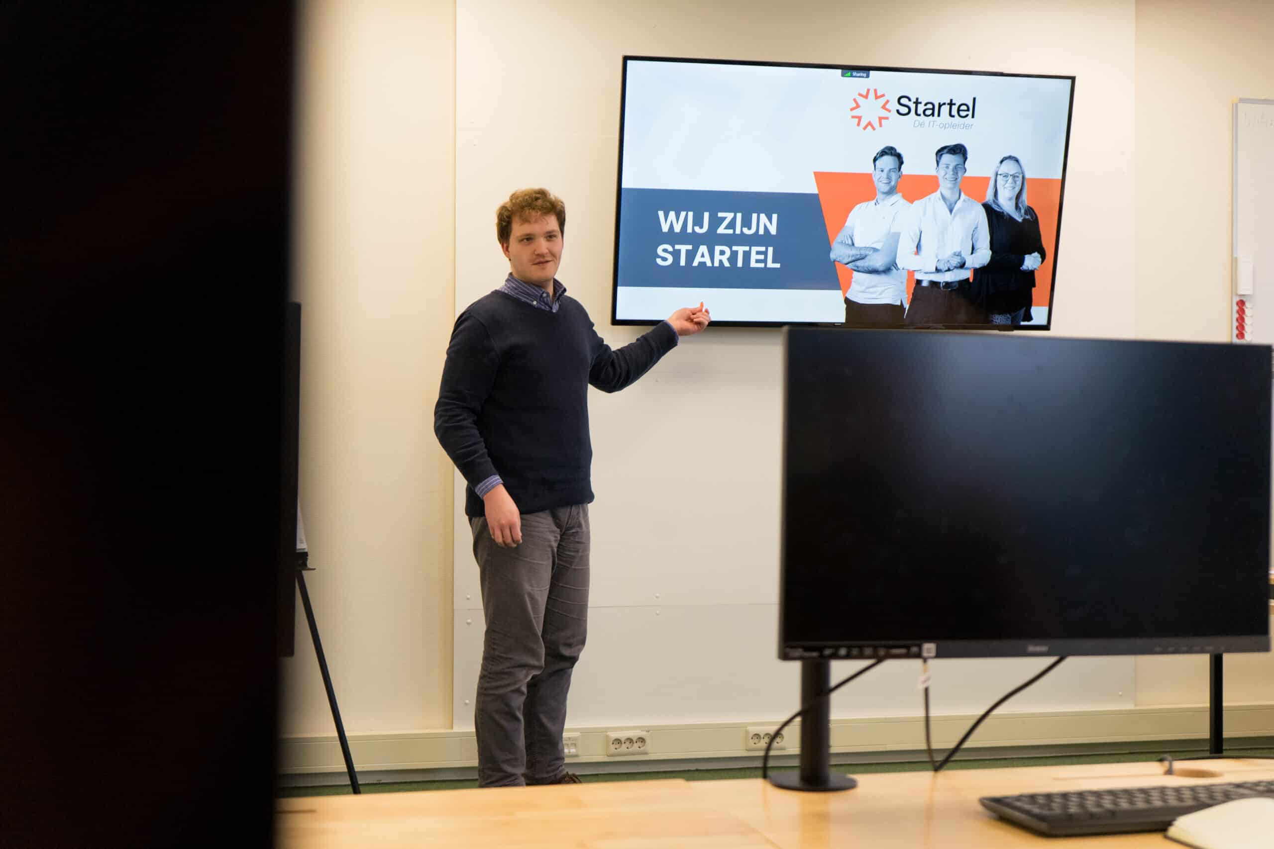 Een medewerker van Startel (Johannes van Oosterom) houdt een presentatie.