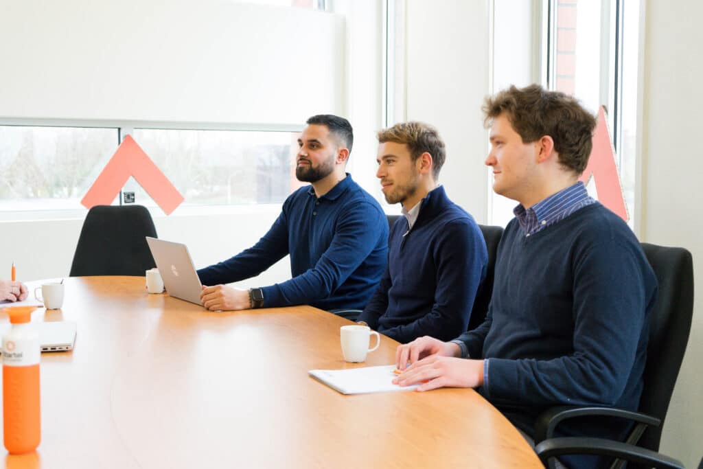Medewerkers van Startel en een medewerker van Yelgo luisteren naar een verhaal.