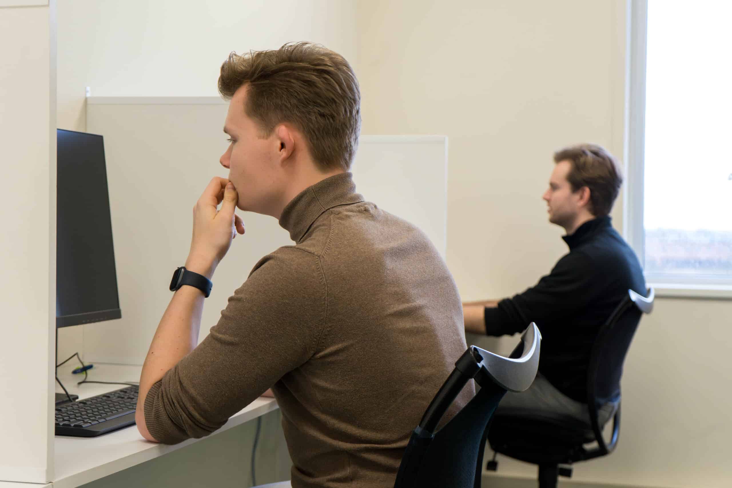 Smartwatches zijn niet toegestaan in het examencentrum.