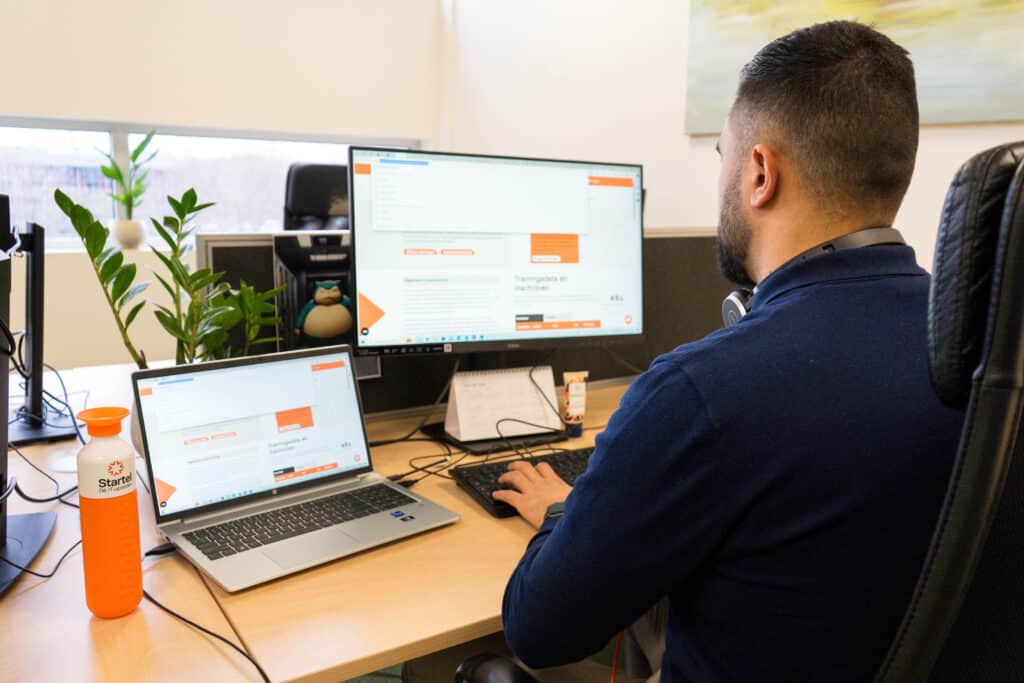 Een medewerker van Startel (Eliano Patty) bezoekt de website van Startel.