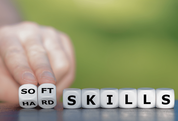 Dobbelstenen die samen het woord soft skills vormen.