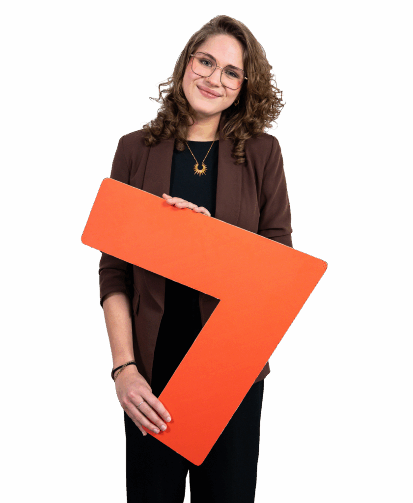 Fredou Nieuwenhuis wijst met een pijl naar rechts.