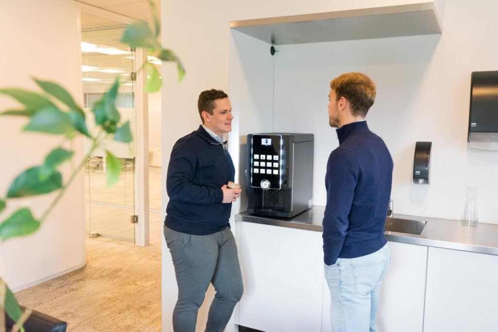 Yelgo-medewerkers bij de koffieautomaat.