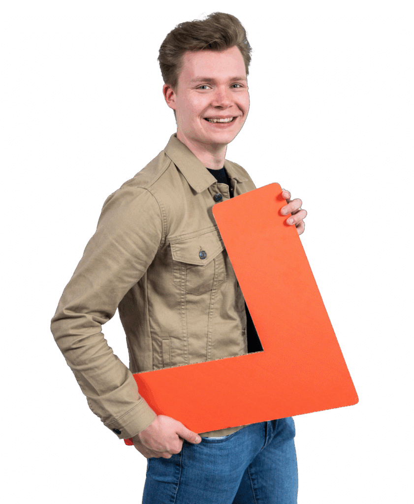 Hylke Bosma wijst naar beneden.