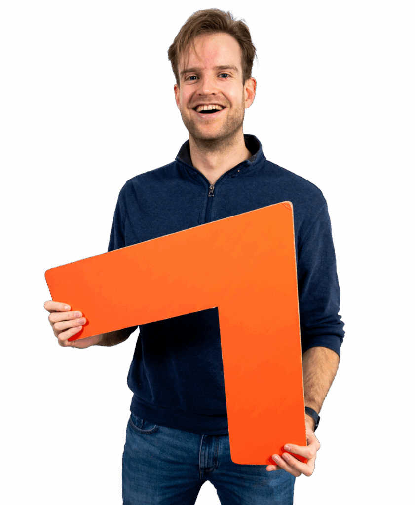 Pieter Fokkema met een pijl in zijn handen.