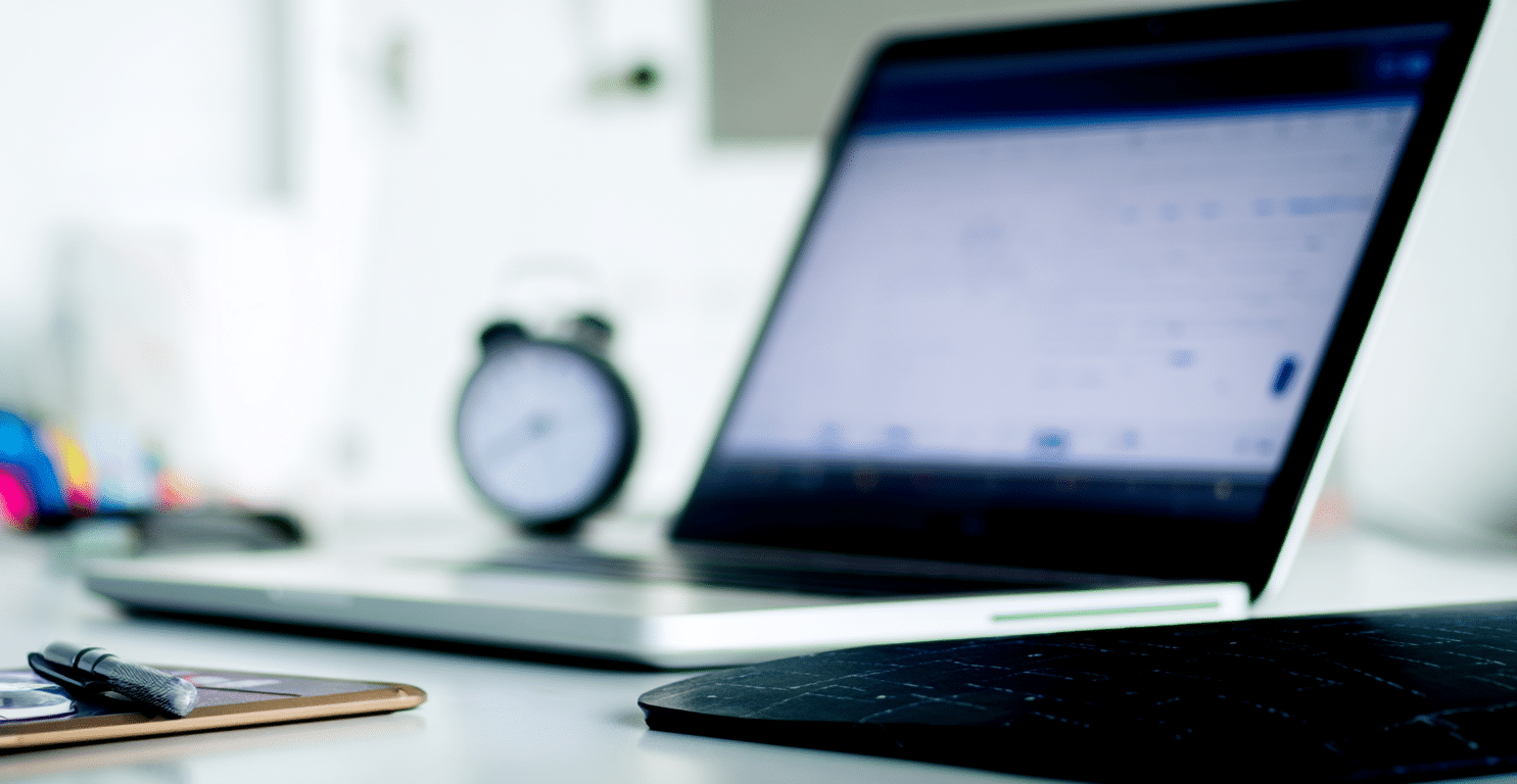 Een laptop op een bureau tijdens focus tijd