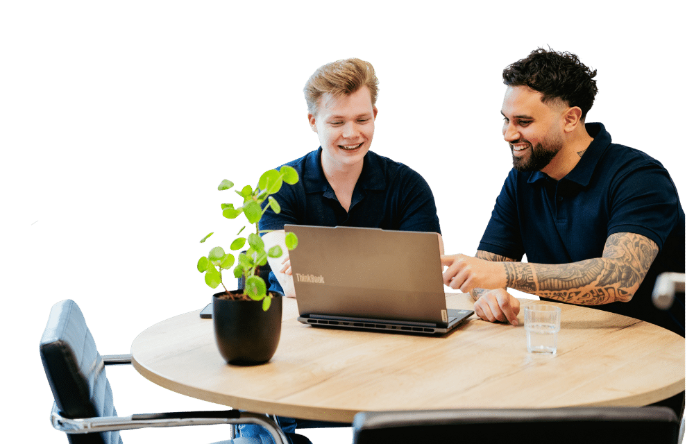 Foto van Hylke Bosma en Eliano Patty met een laptop op een transparante achtergrond.