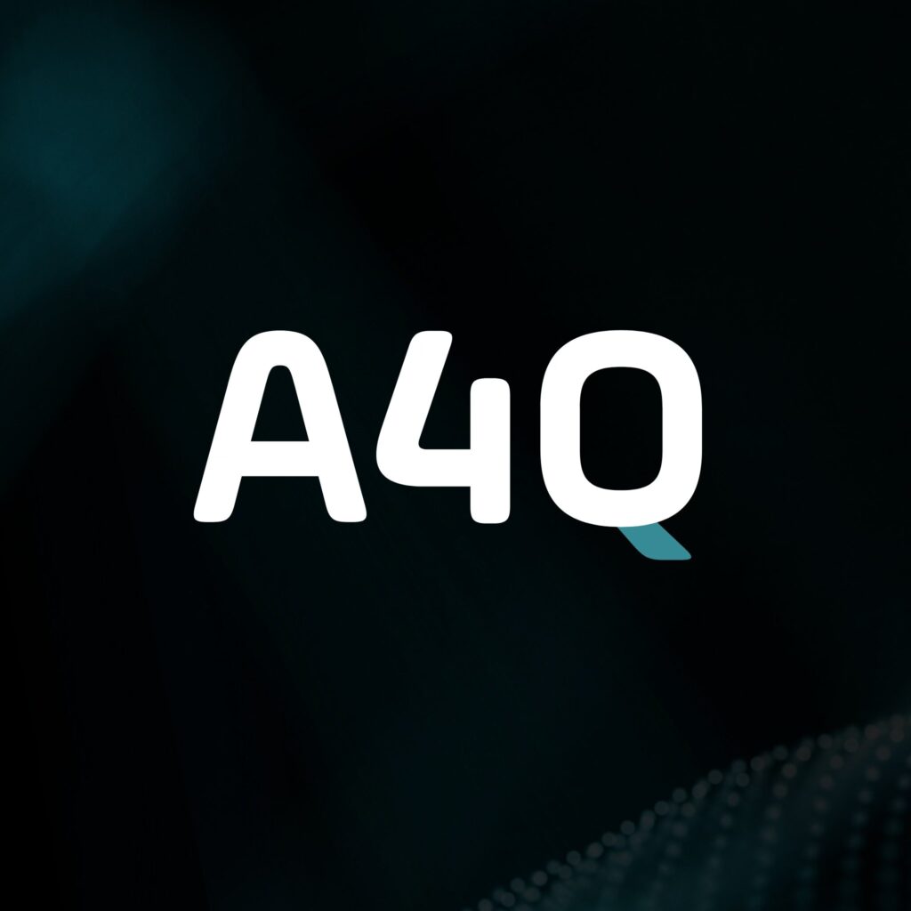 Logo van A4Q op een zwarte achtergrond.