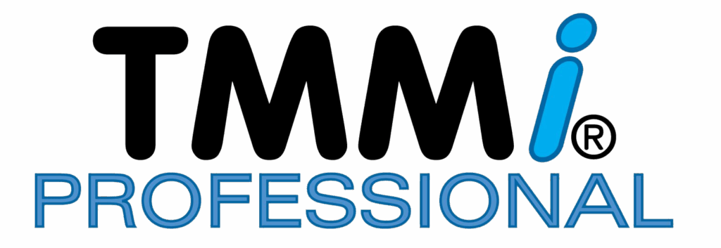Logo van TMMi met zwarte letters en een blauwe letter.