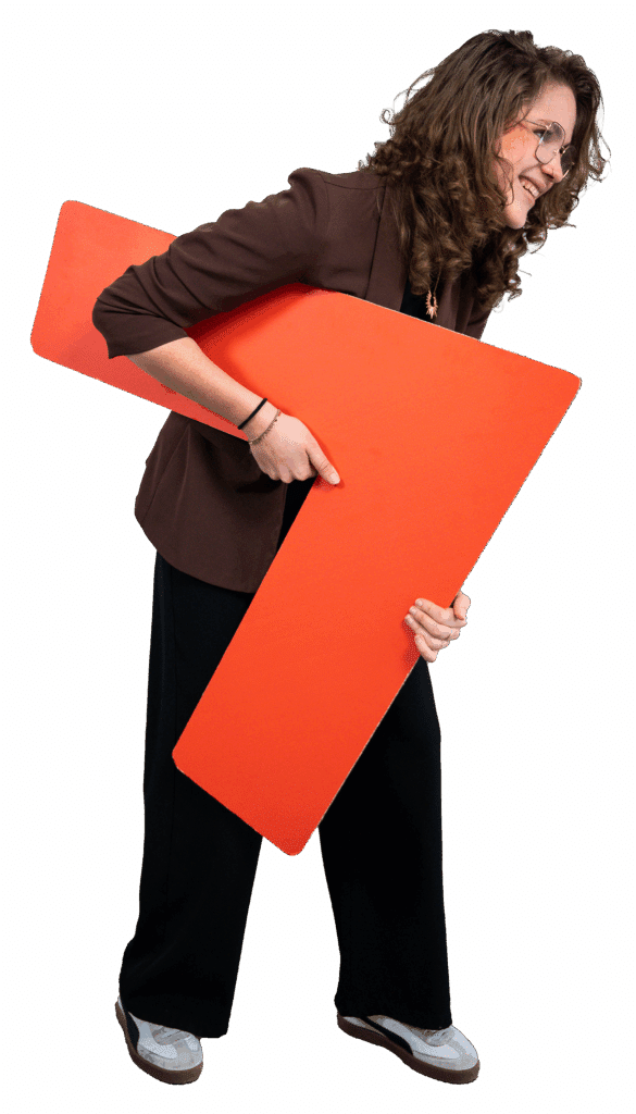 Fredou Nieuwenhuis houdt een pijl vast en kijkt naar rechts.