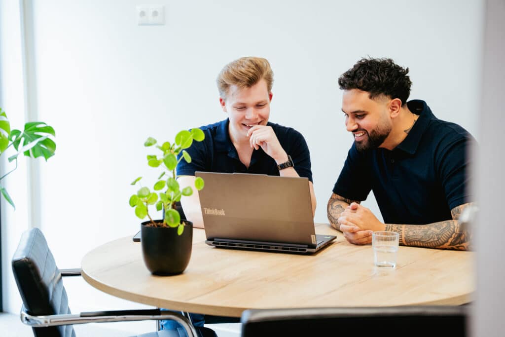 Eliano Patty en Hylke Bosma kijken op een laptop.
