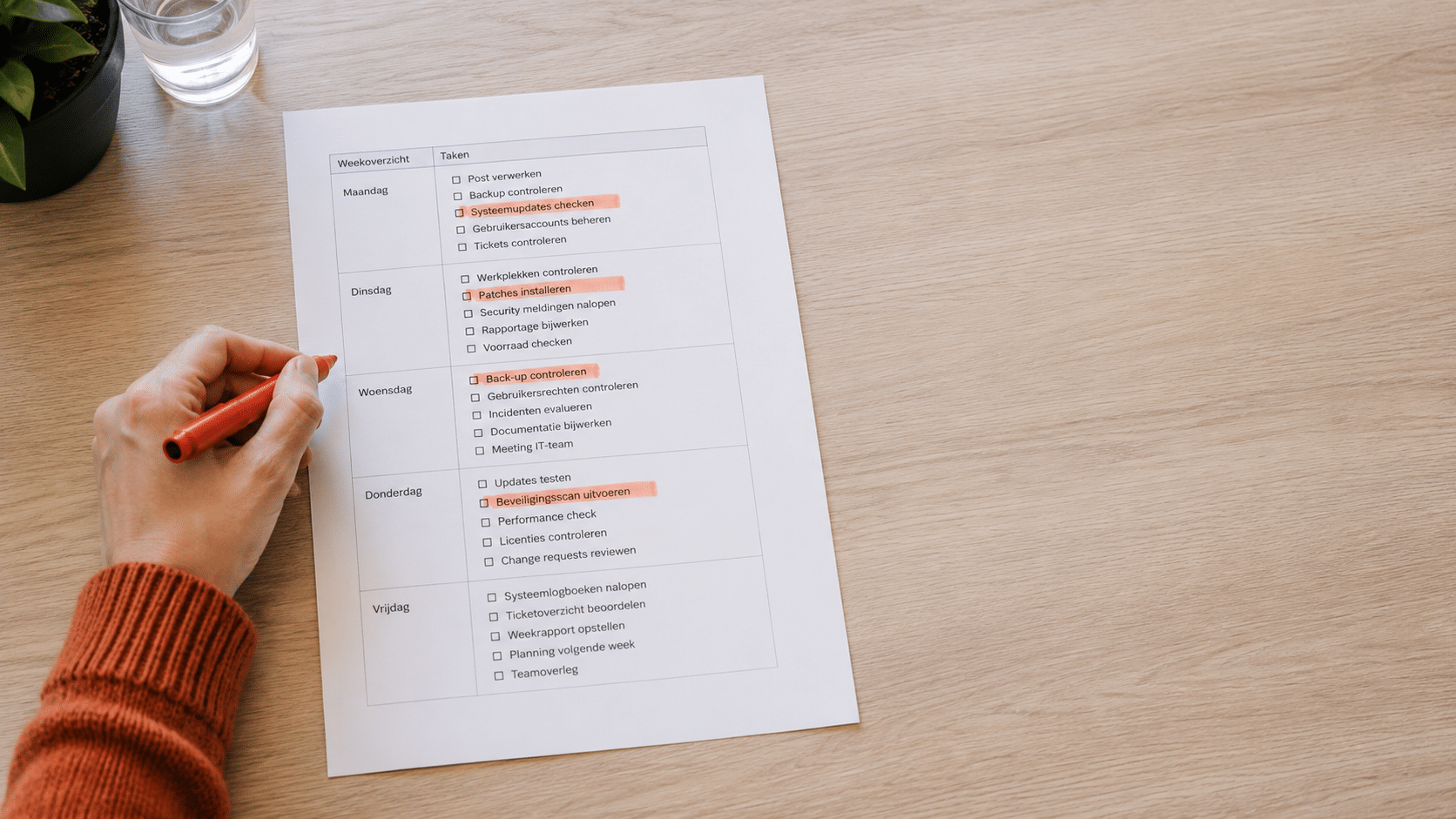 Takenlijst op een bureau waarop terugkerende werkzaamheden zijn gemarkeerd.