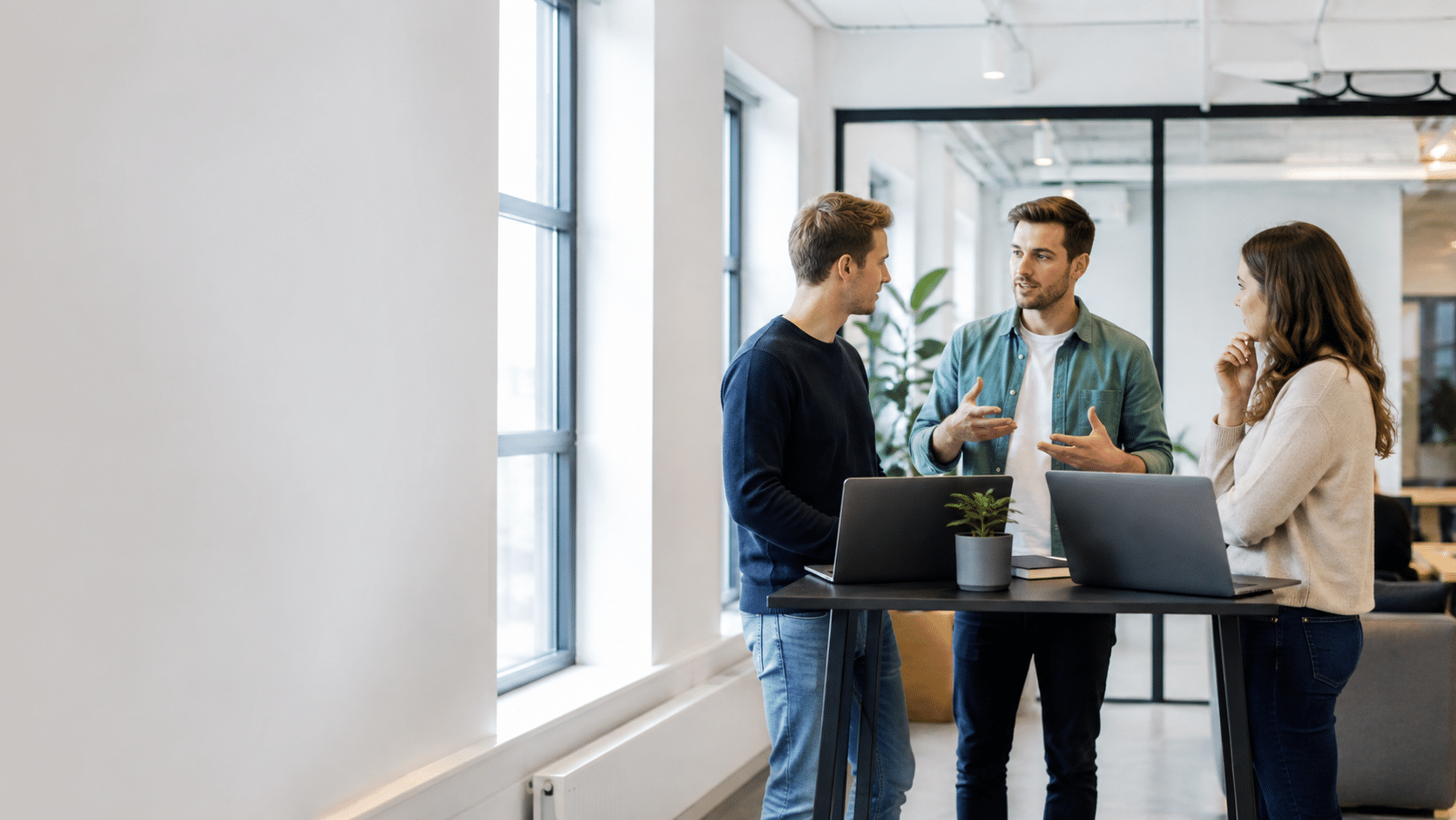 Drie developers overleggen staand over de keuze voor hun AI-hulpmiddelen.